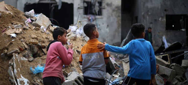 Crianças olham casas destruídas em Rafah Unicef - Eyad El Baba