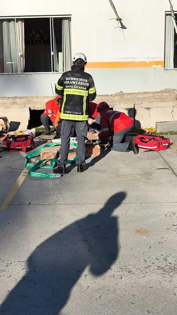 QUEDA DE MARQUISE EM ESCOLA DE CORUPÁ DEIXA UM FERIDO
