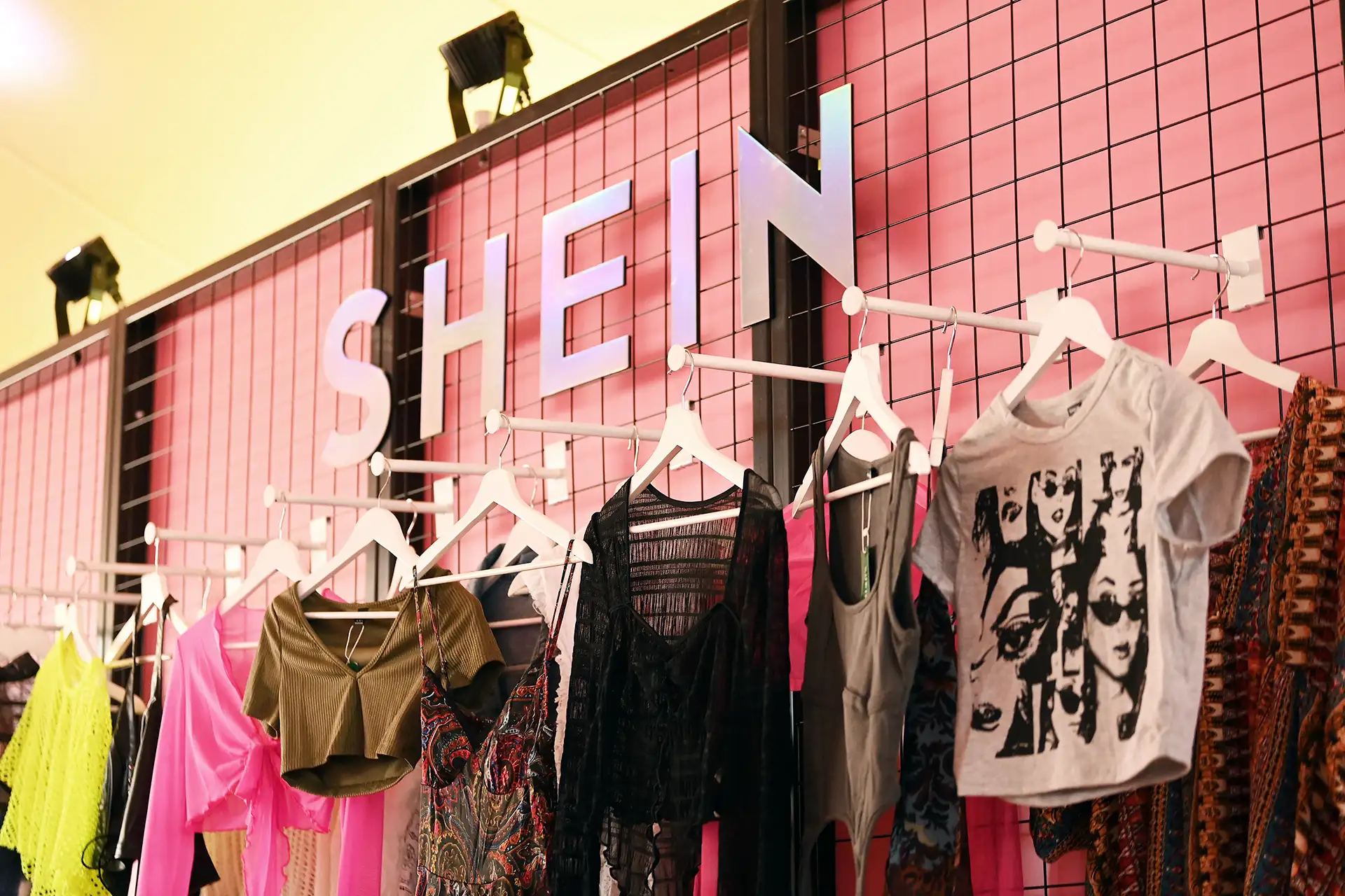 França aprova lei que regula ultra-fast fashion e impõe multa por impacto ambiental