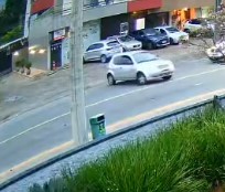 VÍDEO - Ultrapassagem causa acidente na Rua 25 de Julho em horário de pico