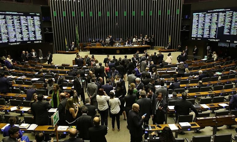 Quais Deputados catarinenses votaram a favor do aumento de cadeiras na Câmara