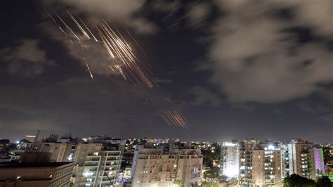 Petróleo dispara após ataque de Israel ao Irã e choca o mundo em 6%