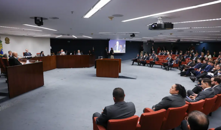 Moraes lista 13 atos executórios em voto que pode condenar Bolsonaro
