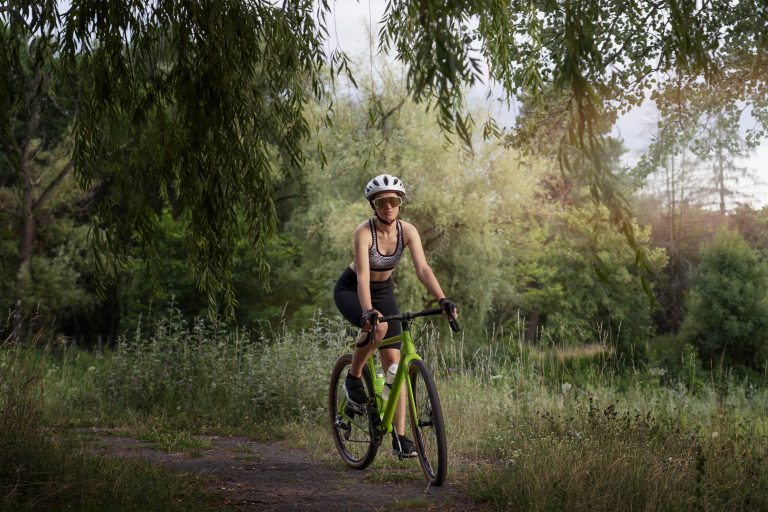 close-up-de-uma-mulher-ciclista-ao-ar-livre