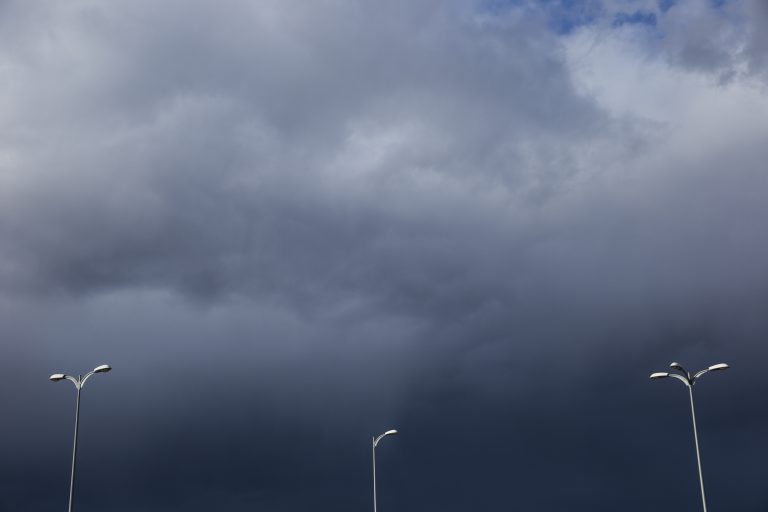 streetlights-no-dia-nublado